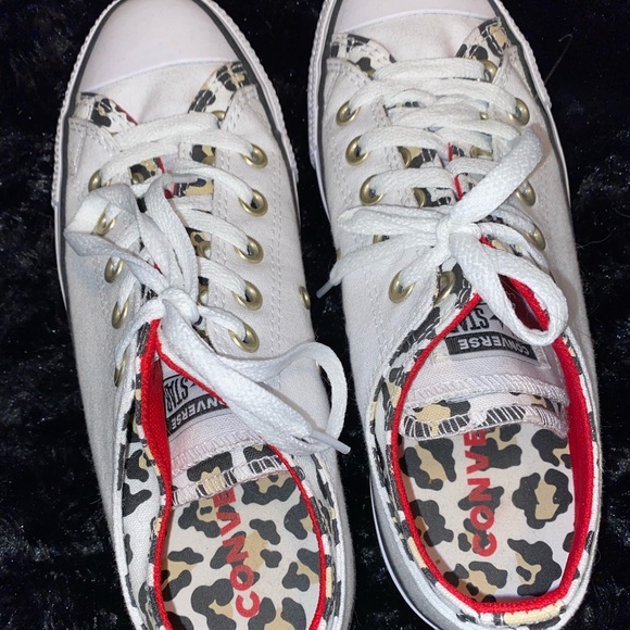 White Converse shoes - Picture 3 of 5